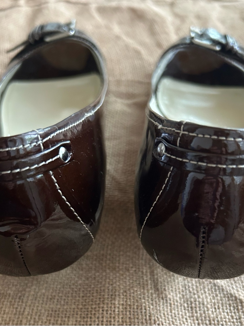 Anne Klein Dark Brown Patent Peep-Toe Flats with Buckle and Kitten Heel Sz 9.5 M - Picture 2 of 4